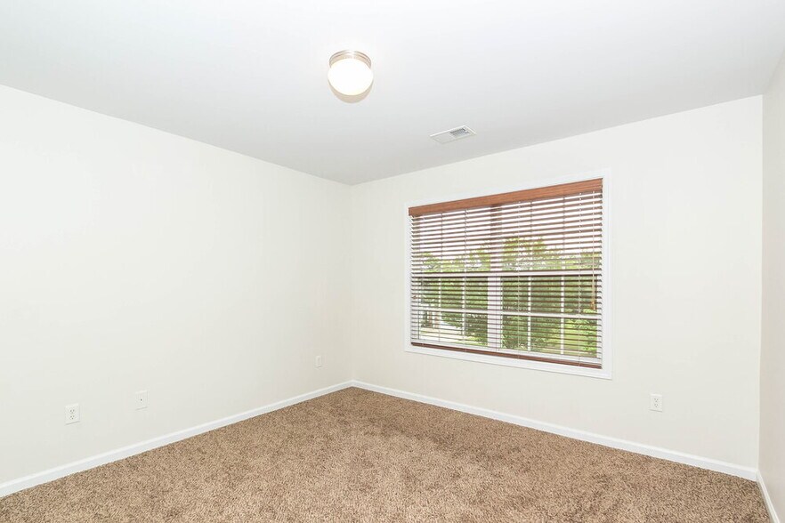 Building Photo - 250 Lantana Dr