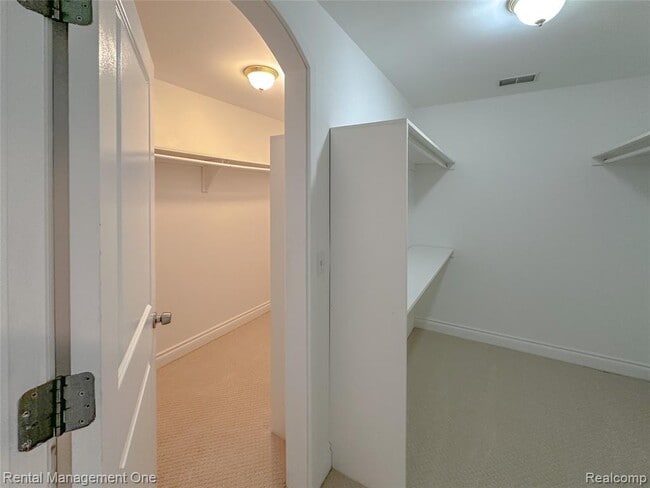 Building Photo - 5742 Putnam Dr