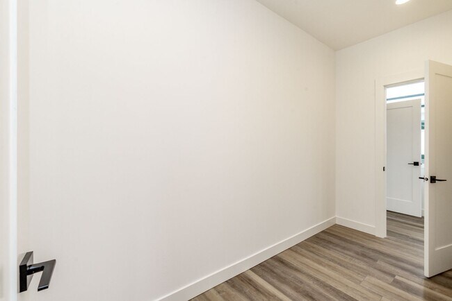 Building Photo - Edgewood Stunner