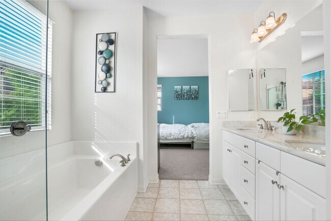 Building Photo - Beautiful 5 Bedroom Custom-Built Home in C...