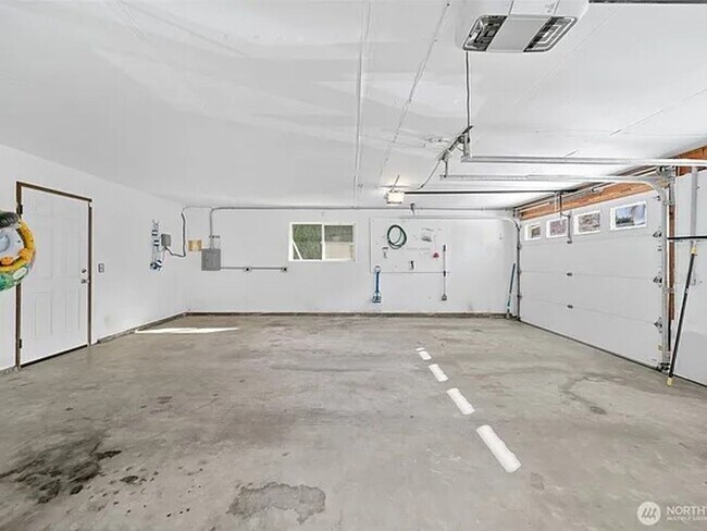 Building Photo - Luxury Home with Views, Maintained Pool and Yard. 5Bed, 3 Bath Great Location