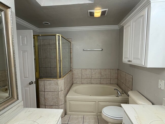 Building Photo - 3 bedroom 1.5 bath townhome - Bethany Schools