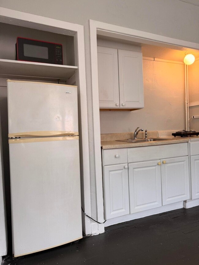 Building Photo - 523 24th St