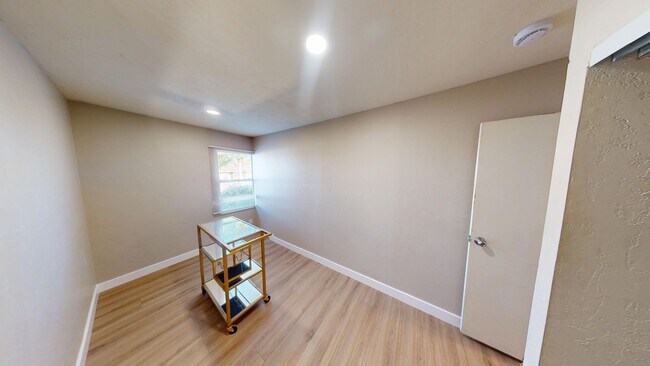 Building Photo - 8BD/3BA, Lots of Parking! (Lease out, pend...