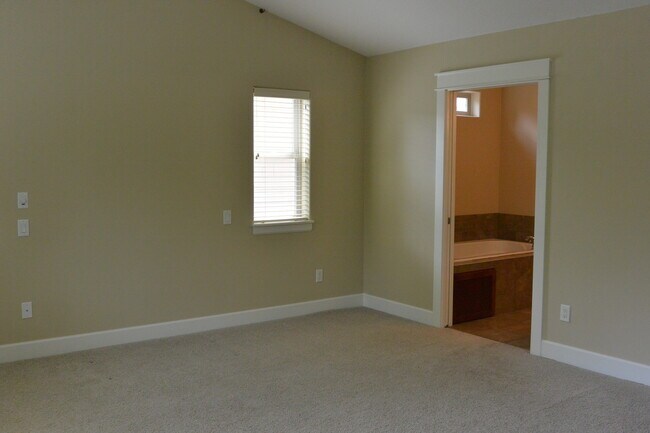 Building Photo - 1365 SE 194th Pl