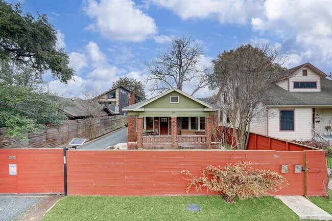 Building Photo - 2610 White Oak Dr