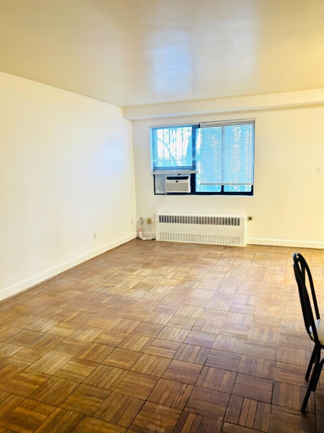 Building Photo - 1577 N Colonial Terrace