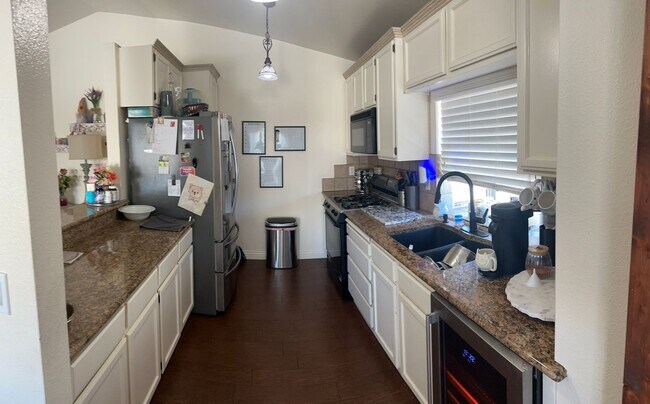 Building Photo - 4 Bedroom + Office / 2.5 Bathroom Redlands Dream Home