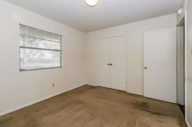 Building Photo - 1002 Country Aire Dr