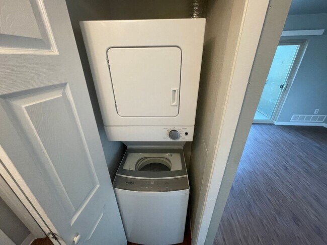 Building Photo - Super 1 Bedroom Condo in Perfect Condition!
