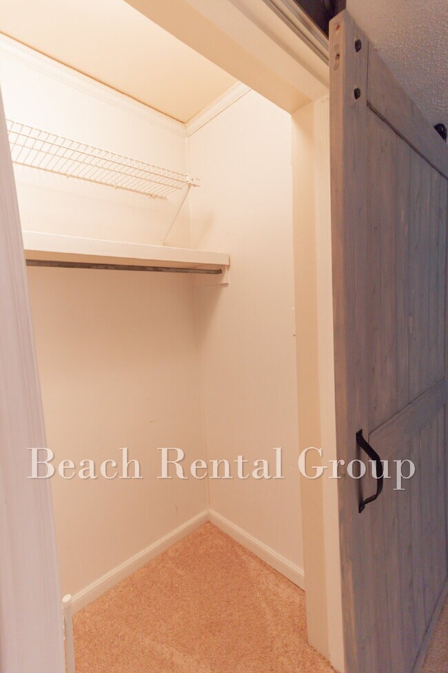 Building Photo - Furnished or Unfurnished Condo blocks from the beach