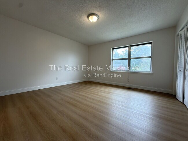 Building Photo - 2318 Green Forest Dr