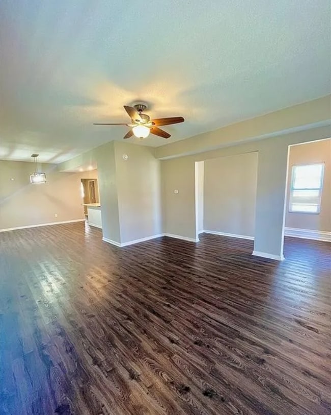 Building Photo - Welcome to this charming 3-bedroom, 2-bath...