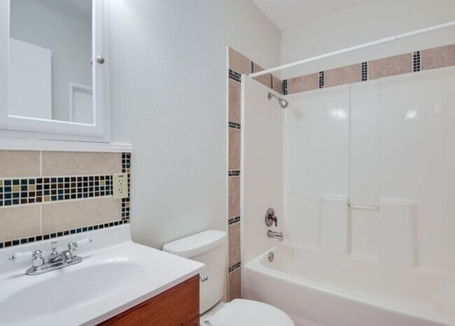 Building Photo - 707 Sprucewood Ln