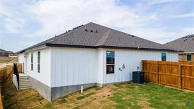 Building Photo - 121 Leon Ln