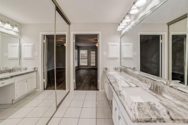 Building Photo - 3310 Meadway Dr