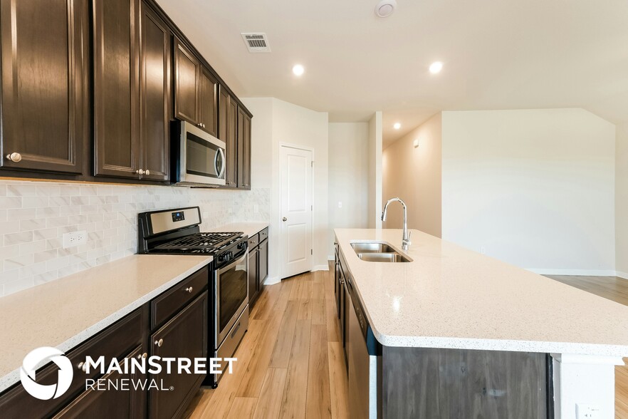 Building Photo - 1021 Round Bale Rd