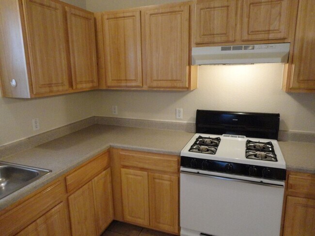 Building Photo - Nice 4 bedroom house close to down town!