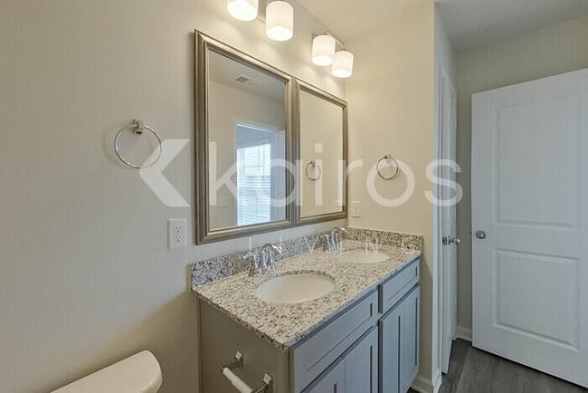 Building Photo - 2241 Banyon Cir