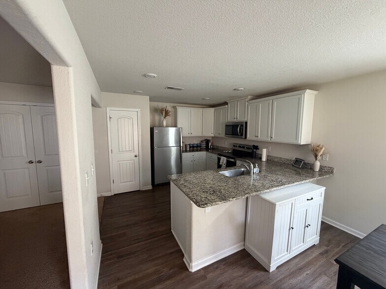 Building Photo - Room in House on Creedmore Hills Dr