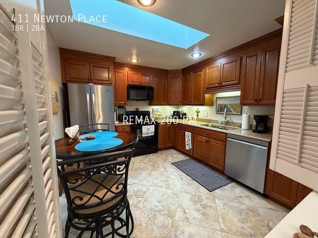 Building Photo - 411 Newton Pl