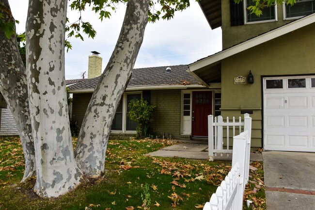 Building Photo - Large Home in North Orange