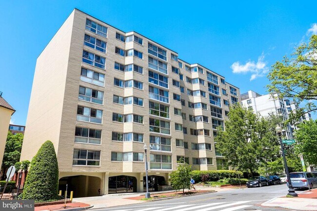 Building Photo - 922 24th St NW