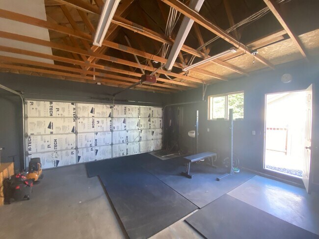Building Photo - Single level home located in Redmond!  RV ...