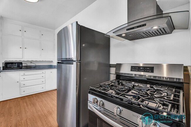 Building Photo - Castro/Eureka Valley: Top Floor Flat w/ in-unit W/D & Shared Yard