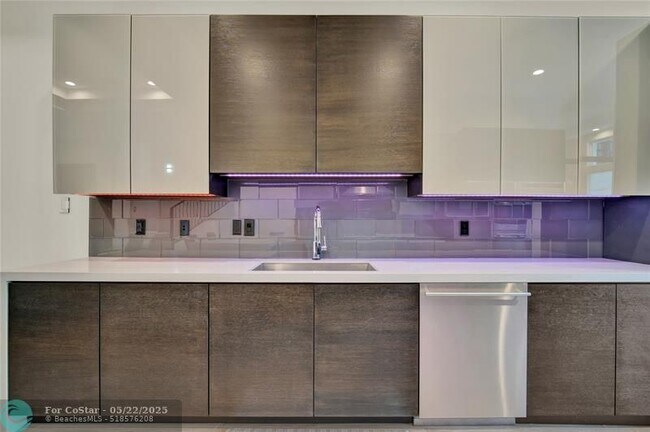 Building Photo - 425 N Ocean Blvd