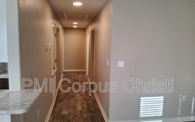 Building Photo - 2934 Carver Dr