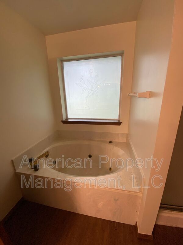 Building Photo - P2-1Q- 7704 S. Hudson Ave