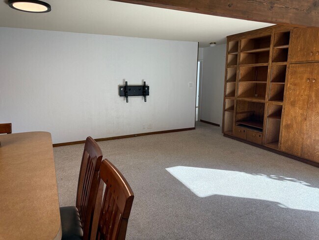 Building Photo - Desirable St Francis Neighborhood