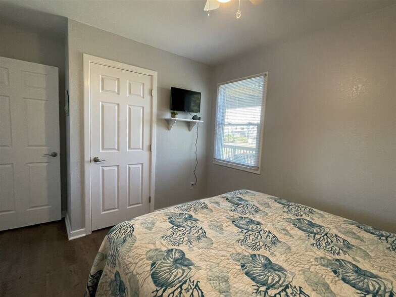 Building Photo - 54205 Marlin Ct
