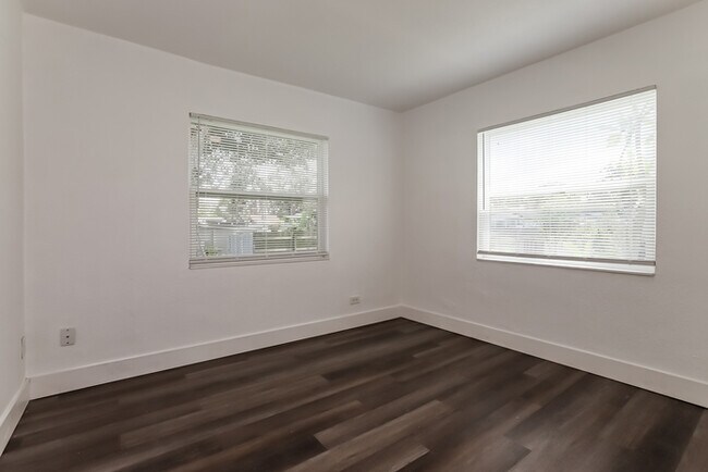 Building Photo - 701 NE 11th Ave