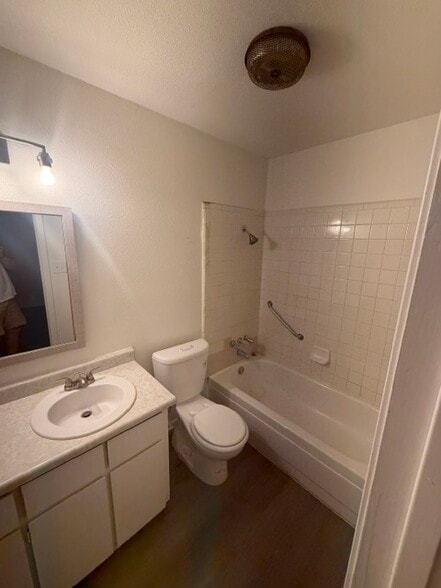 Master Bath - 3408 Sydney St