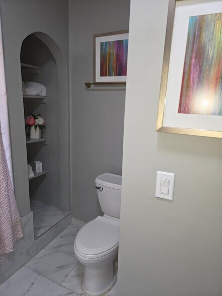 primary bathroom - 1315 S Orange Dr