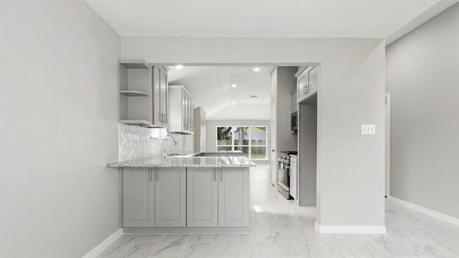 Building Photo - 4007 Green Crest Dr