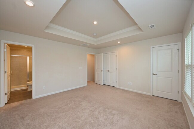 Building Photo - Luxury townhome in a prime Goodlettsville location just minutes to Nashville!