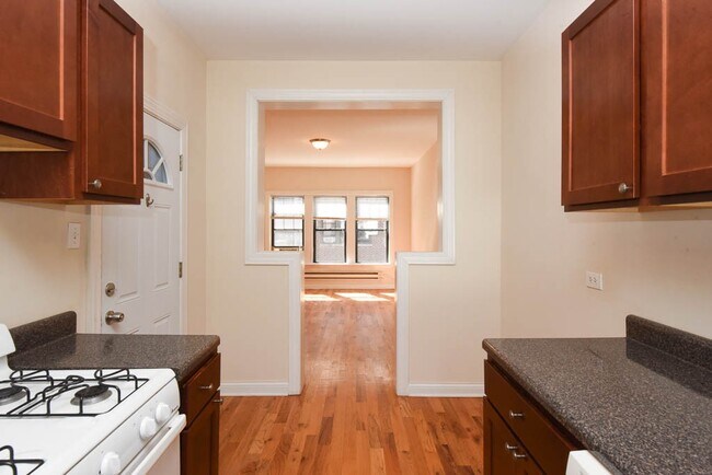 Building Photo - 1240 Oak Ave