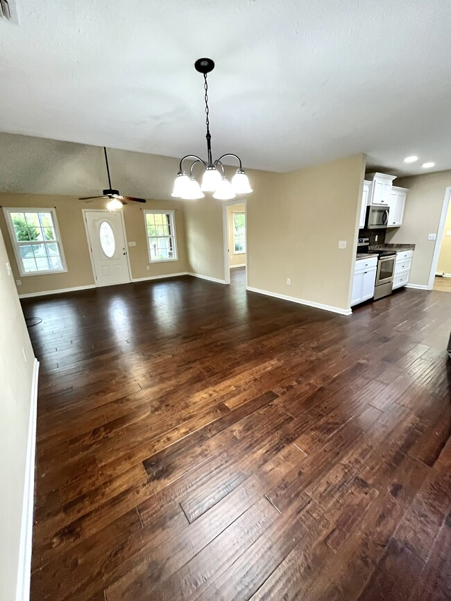 Building Photo - 803 Riley Creek Rd