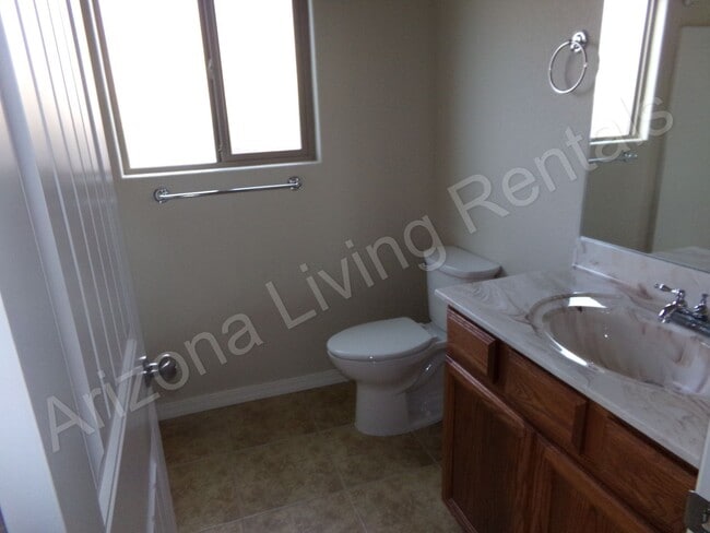 Building Photo - SUPER CLEAN 4 BEDROOM HOME