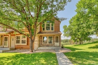 Building Photo - Charming Condo with Modern Upgrades in Roc...