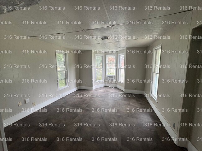 Primary Photo - $895 - 3 bed 1 bath - Single Family Home