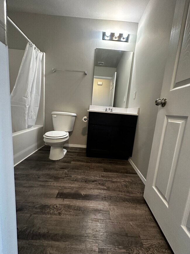 Main Bathroom - 1218 Flint Way