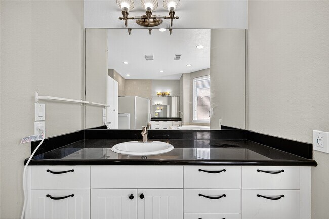 Building Photo - 13819 Lakeview Meadow Dr