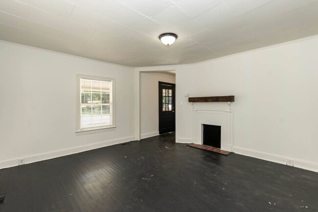 Building Photo - Beautifully Remodeled Three Bedroom Home!