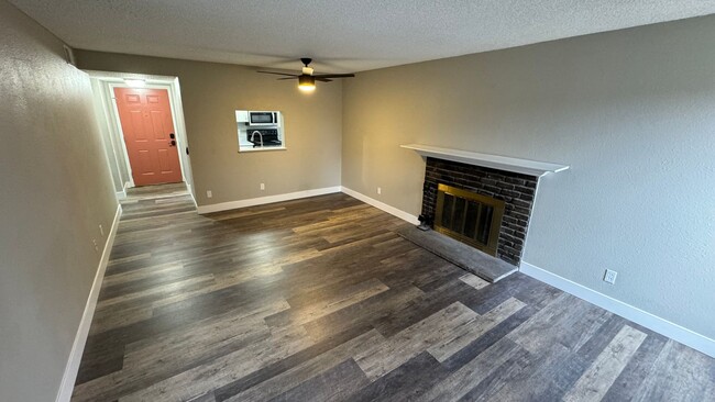 Building Photo - 1 bed, 1 Bath, 700 SF with AC, pool, hot t...