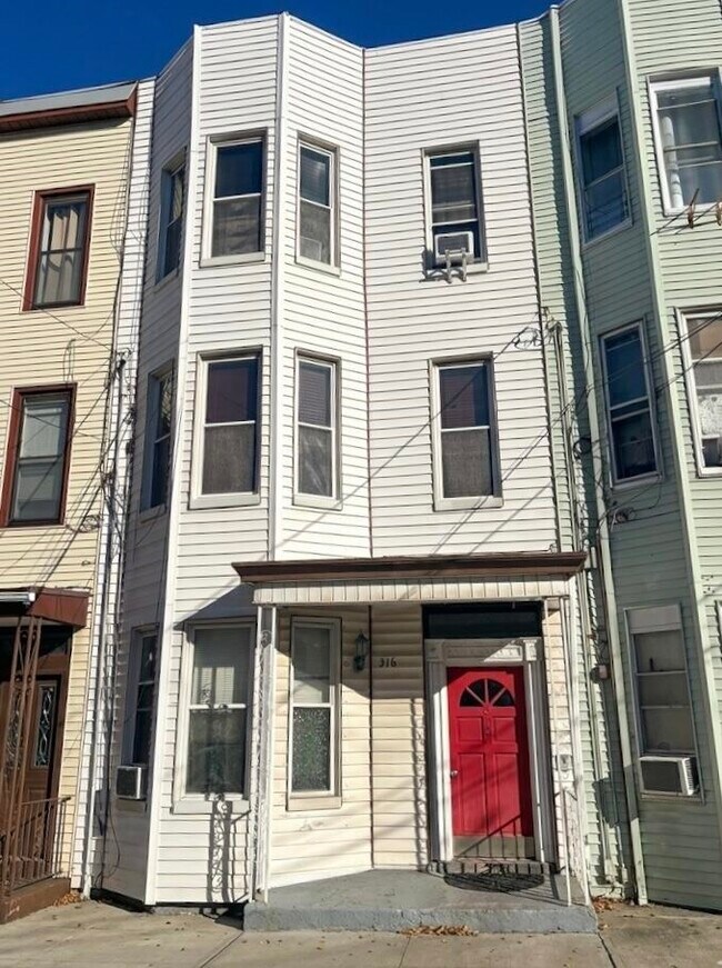 Building Photo - 316 27th St