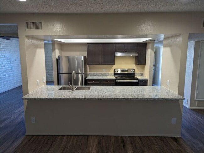 Building Photo - Two bedroom central location with AC and c...